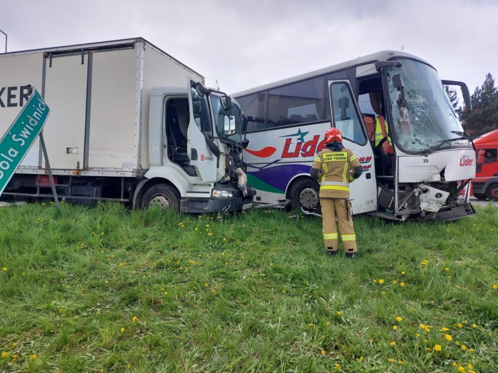 DK35 w Szczepanowie zablokowana. Autobus szkolny zderzył się z ciężarówką  - fot. Komenda Powiatowa Państwowej Straży Pożarnej w Świdnicy