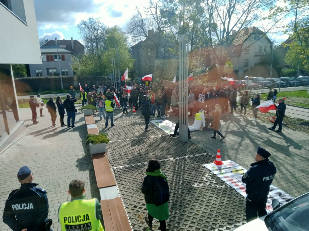 Protestują i chcą wyjaśnienia sprawy nielegalnego składowiska odpadów - fot. WIOŚ