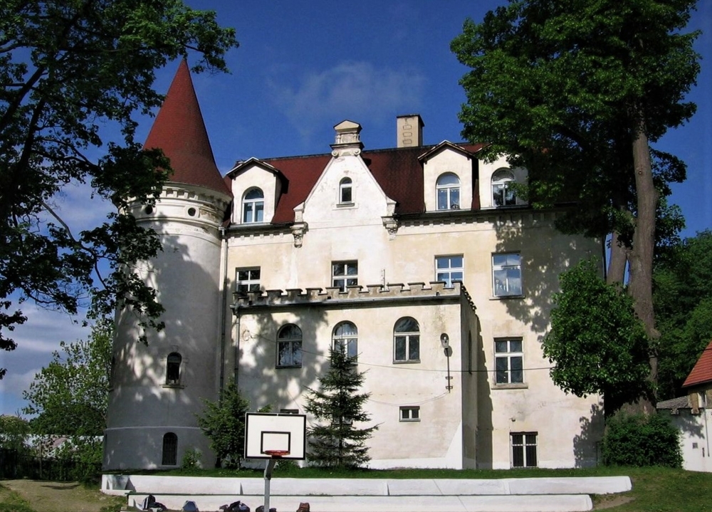 Szkoła podstawowa w Kaczorowie w weekendy zmienia się w muzeum – fot. Jakub Ciołko
