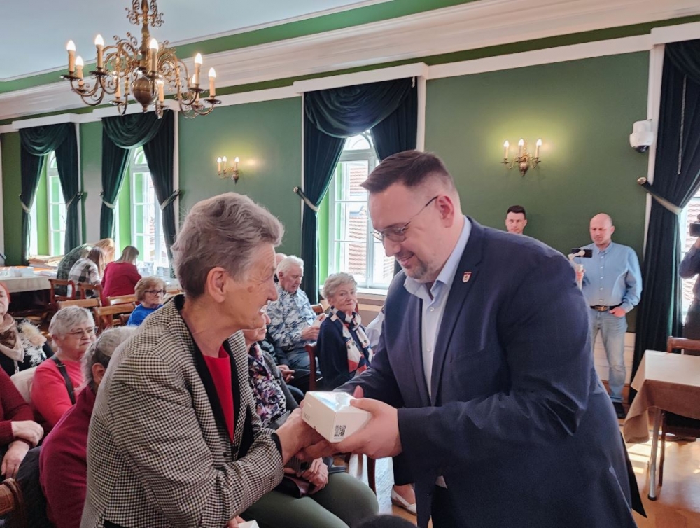 "Anioł stróż" na nadgarstkach seniorów z Polkowic – fot. Karolina Kurczab