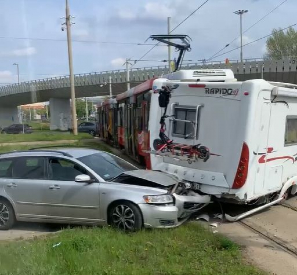 Zderzenie kampera z tramwajem na placu Powstańców Warszawy  - fot. Słuchaczka