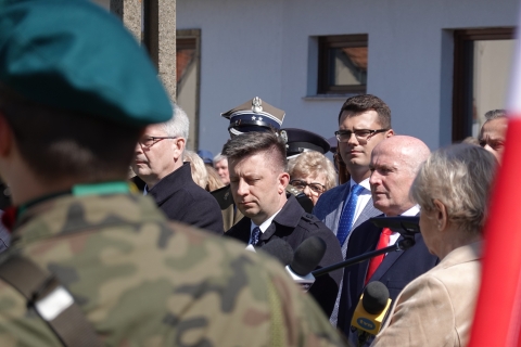 W Czarnym Borze odsłonięto obelisk upamiętniający ofiary katastrofy smoleńskiej - 0
