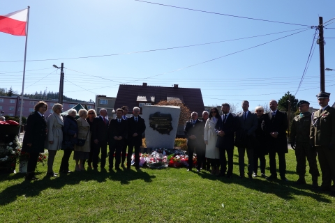 W Czarnym Borze odsłonięto obelisk upamiętniający ofiary katastrofy smoleńskiej - 4