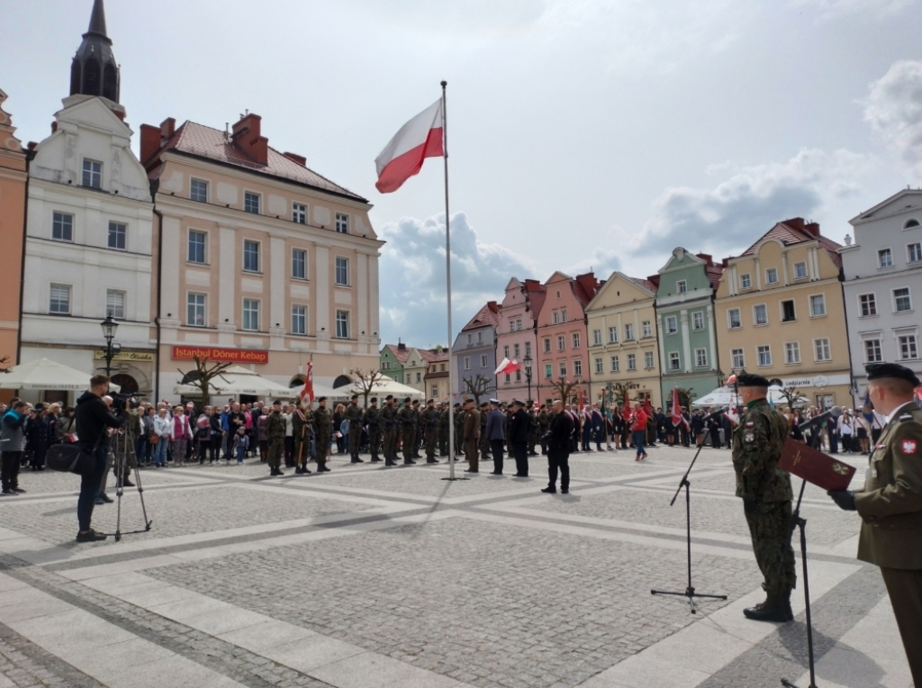 Dzień Flagi w Bolesławcu z udziałem polskich i amerykańskich żołnierzy - fot. Piotr Słowiński