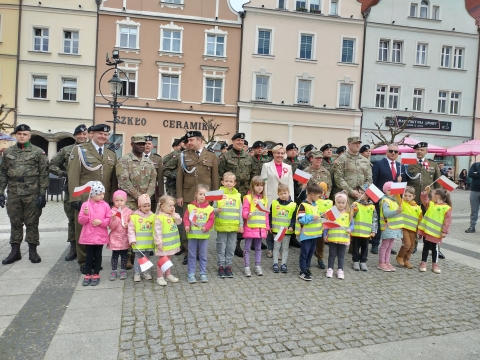 Dzień Flagi w Bolesławcu z udziałem polskich i amerykańskich żołnierzy - 0