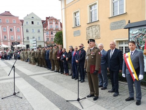 Dzień Flagi w Bolesławcu z udziałem polskich i amerykańskich żołnierzy - 1