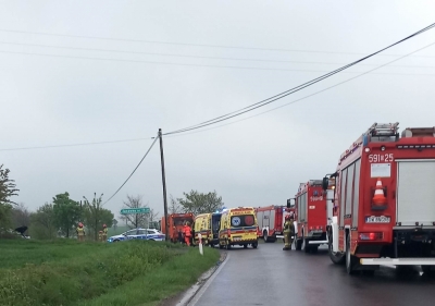 Poważny wypadek śmieciarki i dw&oacute;ch osob&oacute;wek pod Henrykowem