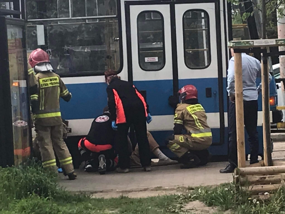Wrocław: Mężczyzna wpadł pod tramwaj. Trwa akcja ratunkowa - fot. słuchacz RW