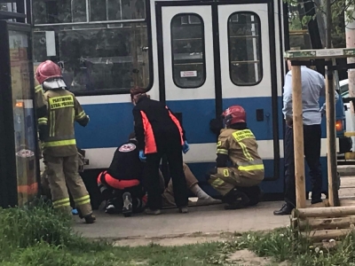 Wrocław: Mężczyzna wpadł pod tramwaj. Trwa akcja ratunkowa