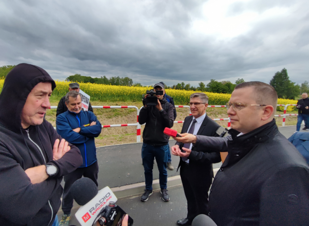 Otwarcie drogi z protestem w tle. "Róbcie co do was należy, chrońcie nas" - fot. Karolina Bieniek