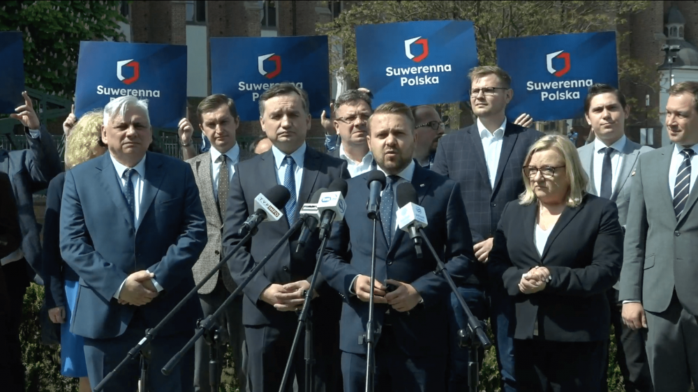 Suwerenna Polska krytykowała dziś we Wrocławiu decyzję TSUE ws. kopalni Turów - fot. Jakub Dworzecki