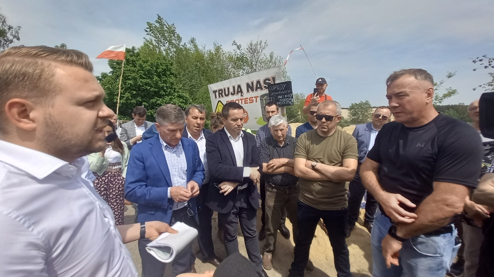 Protestują i blokują żwirownie od 72 dni. Spotkał się z nimi minister - fot. Andrzej Andrzejewski