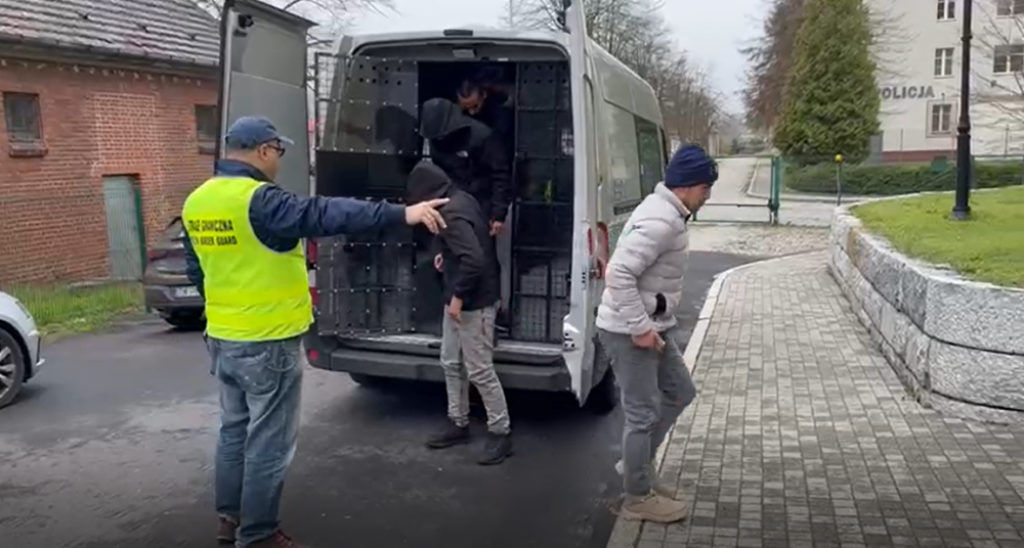 Policjanci zatrzymali czterech nielegalnych migrantów i ich przewoźnika - www.nadodrzanski.strazgraniczna.pl