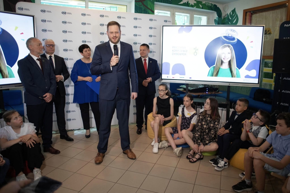 Minister Cieszyński ogłosił start konkursu na pracownię kompetencji cyfrowych - fot. Facebook/Janusz Cieszyński