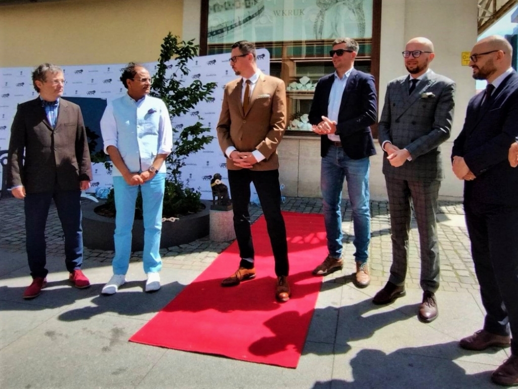 Przyjaźń polsko-indyjska zapuszcza we Wrocławiu korzenie - dosłownie i w przenośni - fot. Jakub Ciołko