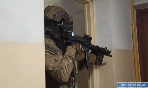 Policja rozbiła grupę zbrojną zajmującą się handlem narkotykami; siedem osób aresztowanych - 0