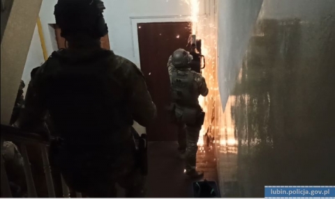 Policja rozbiła grupę zbrojną zajmującą się handlem narkotykami; siedem osób aresztowanych - 2