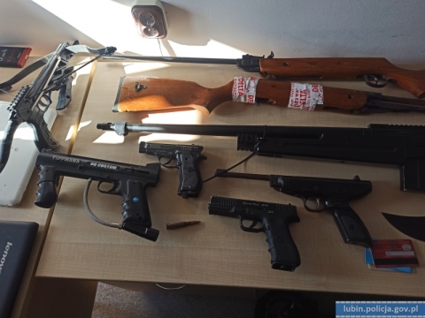 Policja rozbiła grupę zbrojną zajmującą się handlem narkotykami; siedem osób aresztowanych - 9
