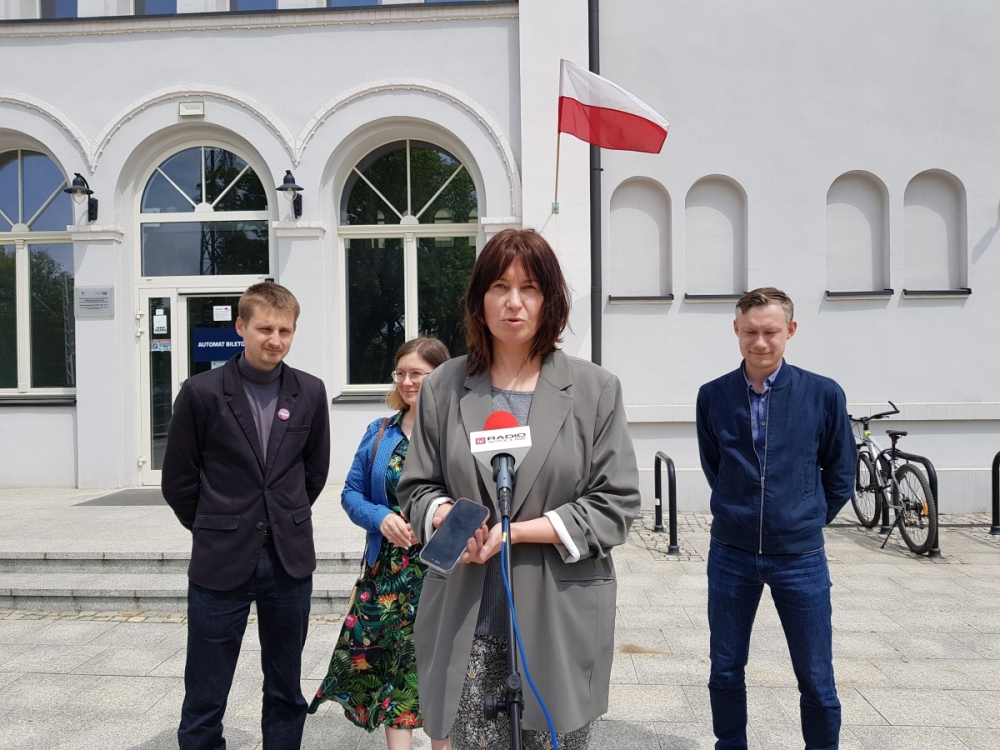 Partia Razem chce znieść VAT na bilety transportu publicznego - fot. Bartosz Szarafin