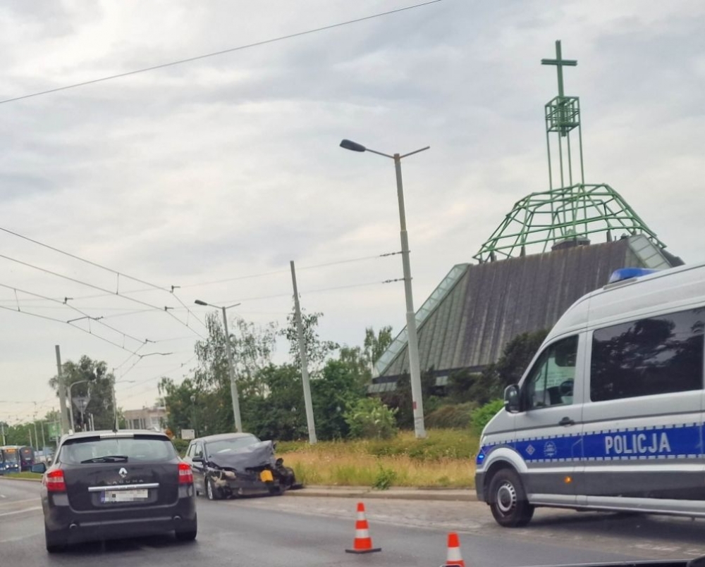 Uderzył w tramwaj i uciekł. Poranna kolizja we Wrocławiu - fot: RW