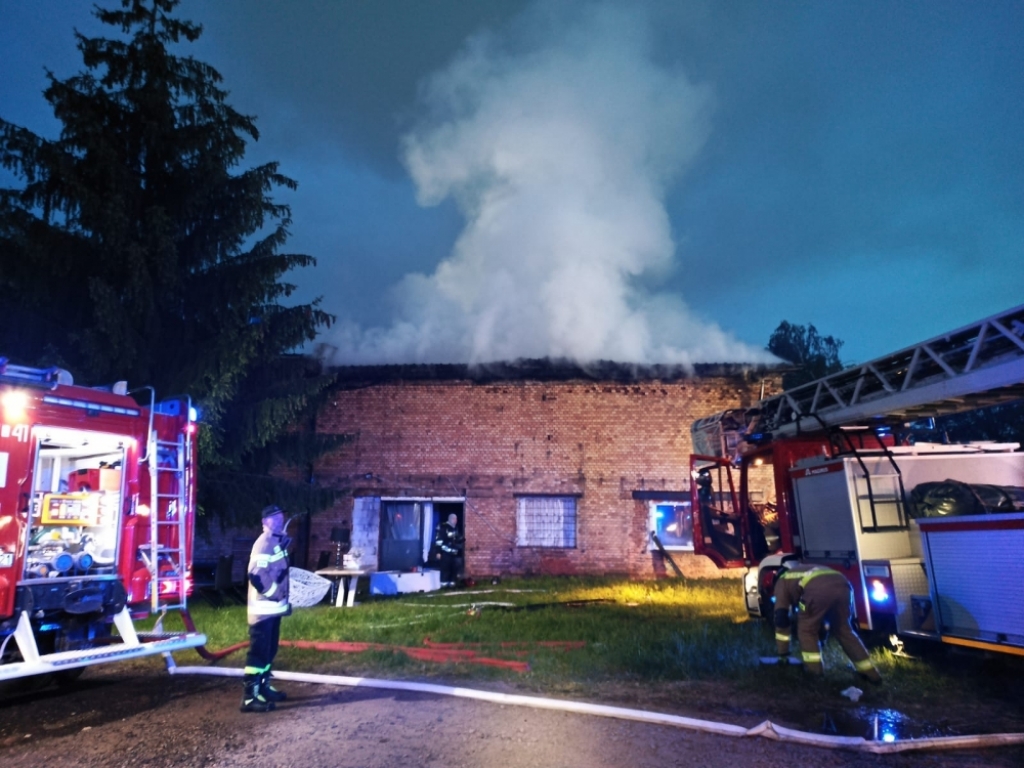 Płonął dom strażaka. W środku spała sześcioosobowa rodzina - fot. OSP Boguszów