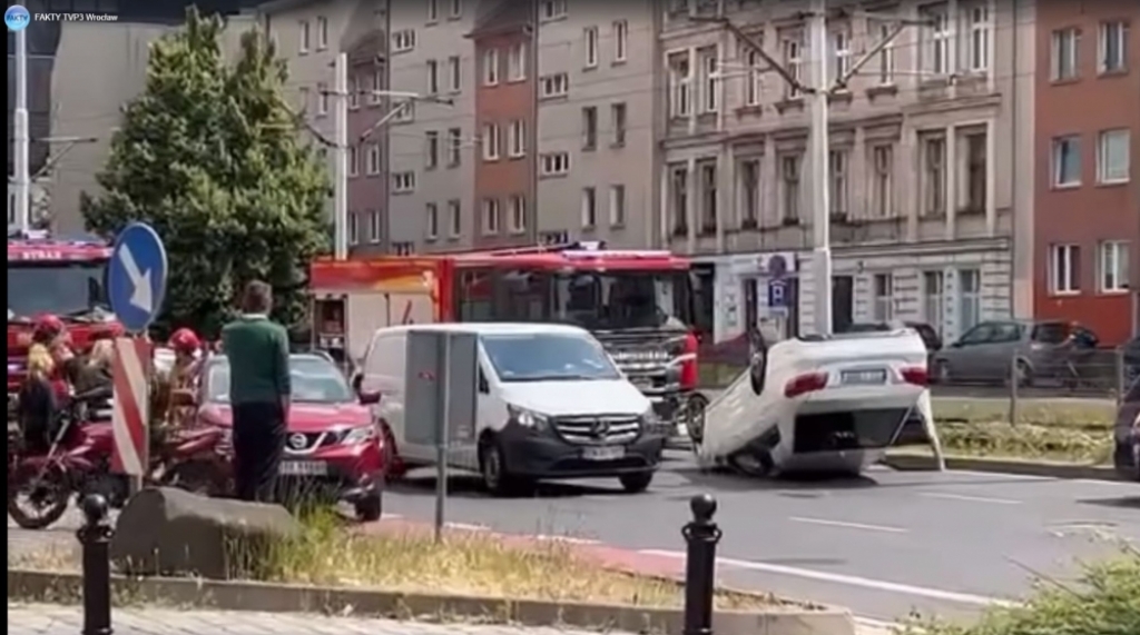 Wypadek w centrum Wrocławia. Auto dachowało - fot. TVP3 Wrocław