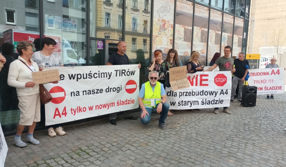 Protestują przeciw budowie autostrady A4 w starym śladzie - fot. Beata Makowska