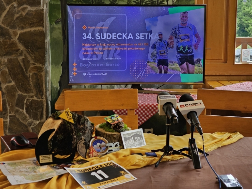 Najstarszy nocny ultramaraton znów... nadbiega - fot. Bartosz Szarafin