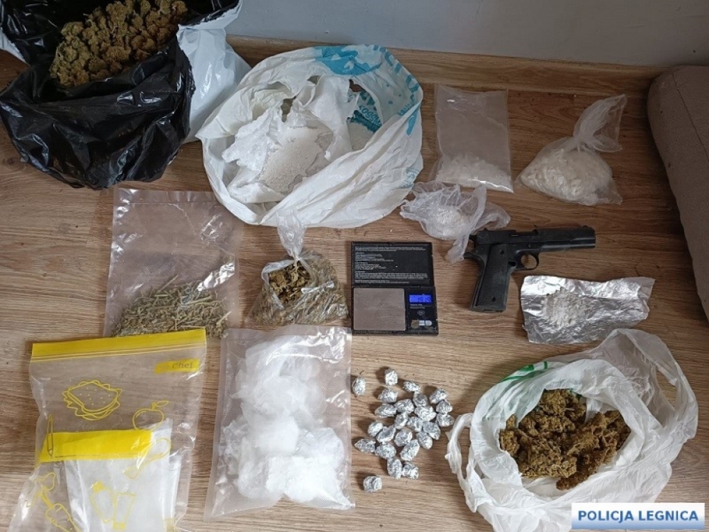 Policjanci przechwycili 8,5 tys. porcji handlowych marihuany, metamfetaminy i kokainy - fot. Policja