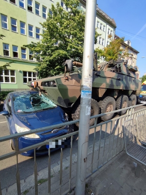 Transporter opancerzony wjechał w auto [ZDJĘCIA] - 0