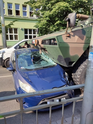 Transporter opancerzony wjechał w auto [ZDJĘCIA] - 1
