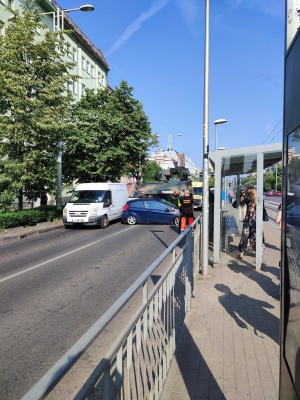 Transporter opancerzony wjechał w auto [ZDJĘCIA] - 2