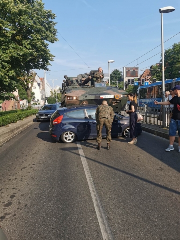Transporter opancerzony wjechał w auto [ZDJĘCIA] - 3