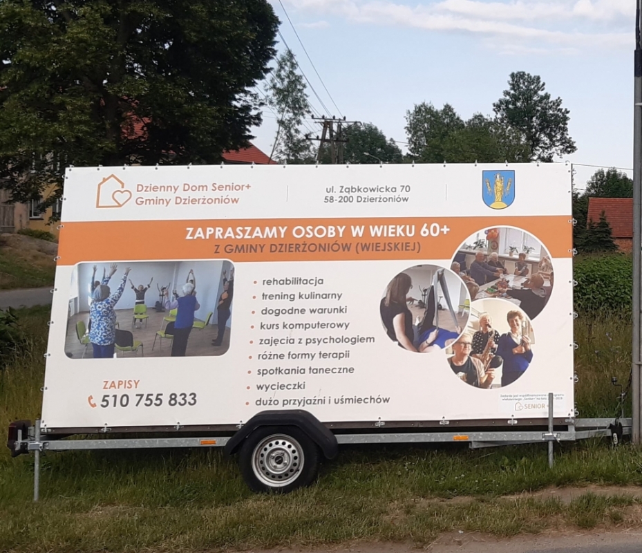 Objazdowy billboard zachęca do odwiedzin dziennego Domu Seniora  - fot. FB Dzienny Dom Seniora