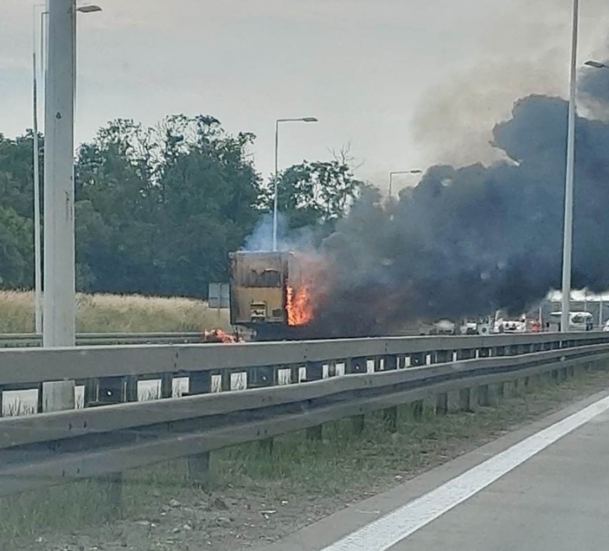 Pożar ciężarówki na A4 - jezdnia do Opola zablokowana - fot. RW