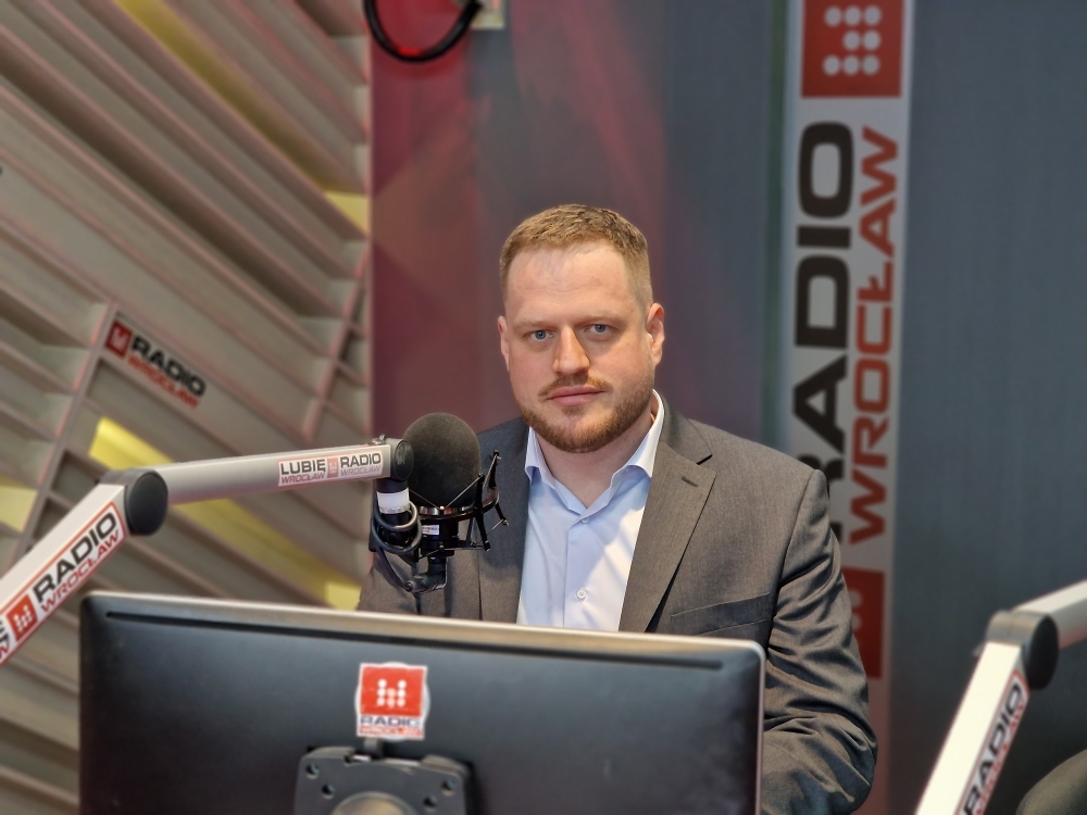 Janusz Cieszyński o laptopach dla 4-klasistów: Termin wrześniowy nie jest zagrożony - fot. RW