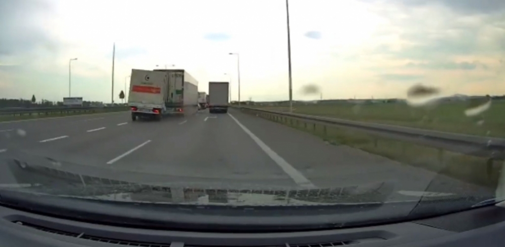 Tak wyglądał wypadek na AOW [WIDEO]  - fot. Twitter @BandytaZKamerka
