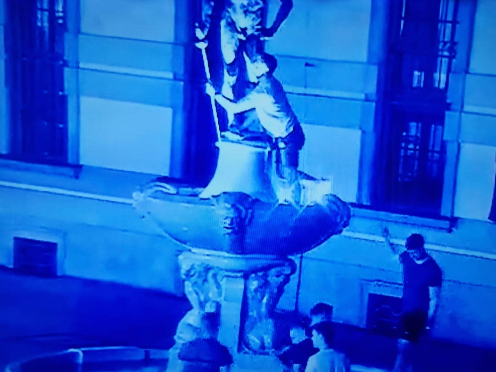 Wrocławski szermierz wrócił na plac Uniwersytecki i już... został okradziony - fot. Facebook Prezydenta Wrocławia Jacka Sutryka 