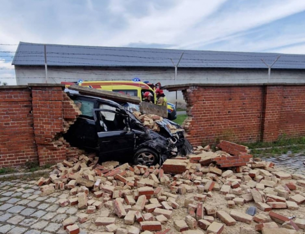 Oleśnica: kierowca wpadł w poślizg i uderzył w mur - fot. P. Adamski (FB Komenda Powiatowa Państwowej Straży Pożarnej w Oleśnicy)