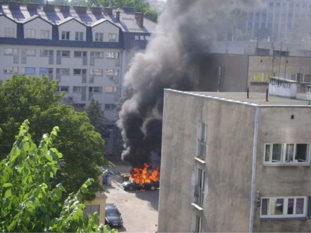 Samochód stanął w ogniu na Strzegomskiej we Wrocławiu [FOTO] - fot. użyczone