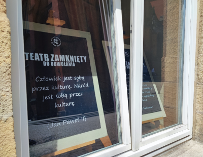 Legnica: Czarne afisze w teatrze. Scena zamknięta do odwołania