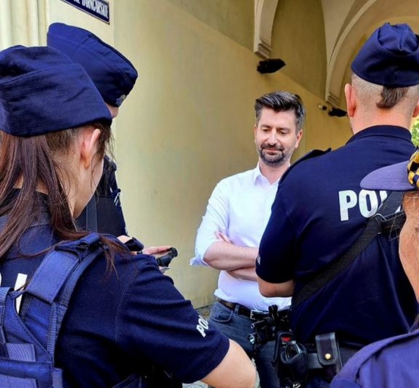 Oświadczenie policji ws. interwencji z udziałem posła Krzysztofa Śmiszka - fot. Twitter @K_Smiszek