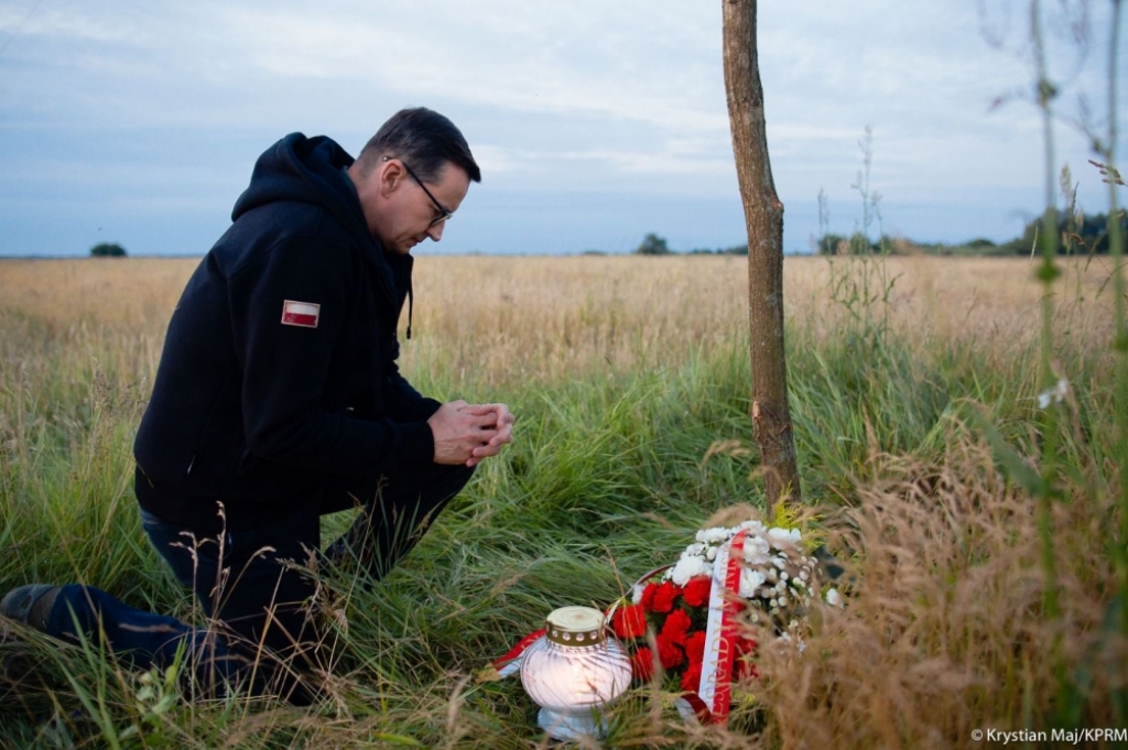Premier Morawiecki oddał hołd pamięci ofiarom Rzezi Wołyńskiej w nieistniejącej wsi Ostrówki - fot. KPRM