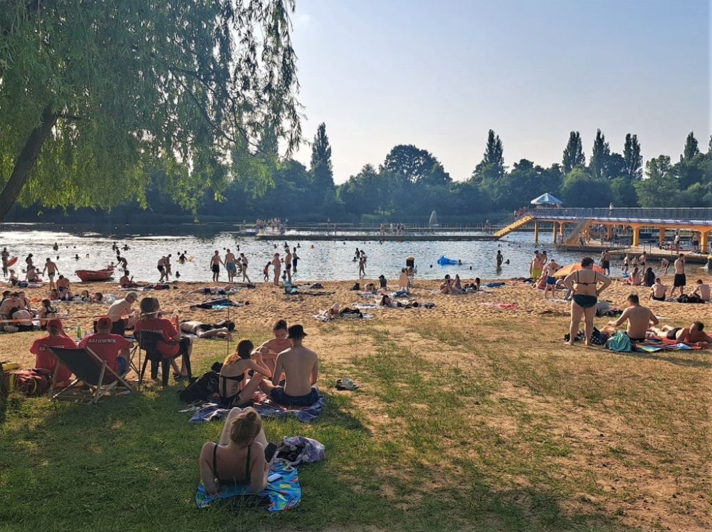Wrocławianie szukają ochłody nad wodą. WOPR apeluje o ostrożność - fot. J. Ciołko