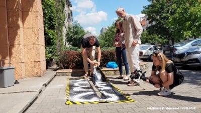 Ekolodzy przed siedzibą Wód Polskich we Wrocławiu: Trwa dobijanie rzeki betonem i solą