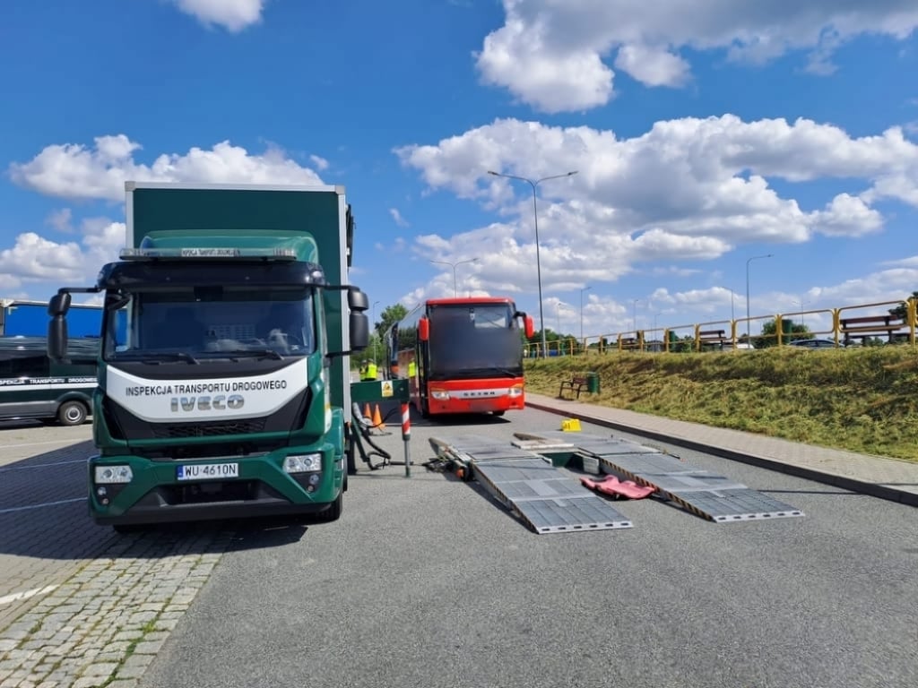 Inspektorzy drogowi zachęcają do badań technicznych autokarów - fot. ITD