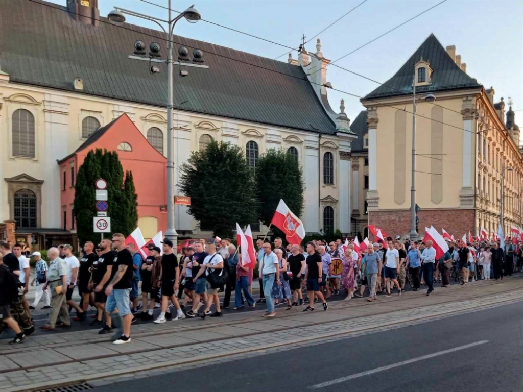 Ulicami Wrocławia przeszedł Marsz Pamięci o ofiarach zbrodni UPA - fot. Jakub Ciołko