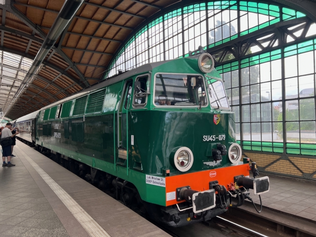 Retro pociąg wypełniony po brzegi. Skład zabrał turystów w podróż z Wrocławia do Jedliny Zdroju – fot. A. Ogrodnik