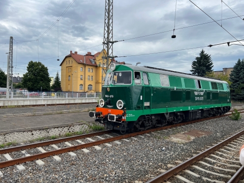 Retro pociąg wypełniony po brzegi. Skład zabrał turystów w podróż z Wrocławia do Jedliny Zdroju - 7