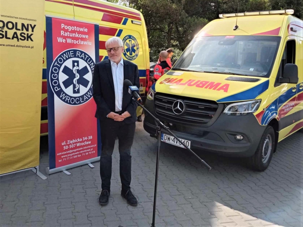 Ratownicy medyczni z Dolnego Śląska otrzymali nowe karetki - fot. RW